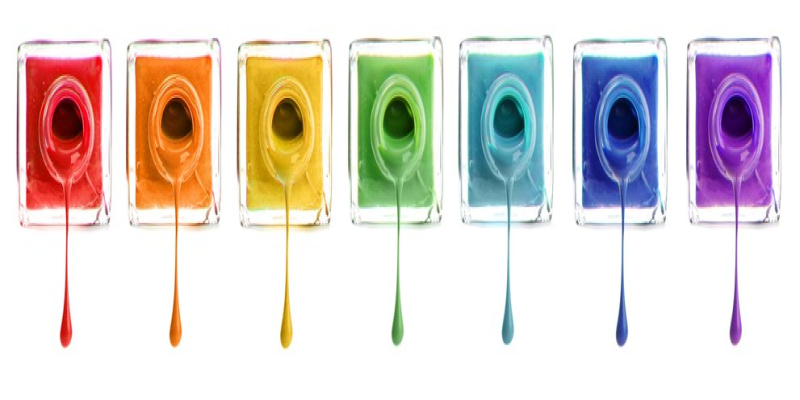 ¿Cómo quitar manchas de esmalte de uñas de la ropa?