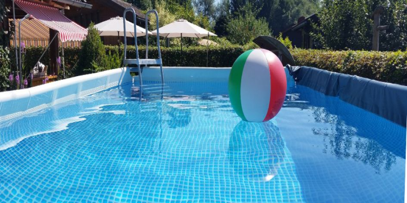 Alcalinidad en la piscina: qué es, cómo subirla y cómo bajarla