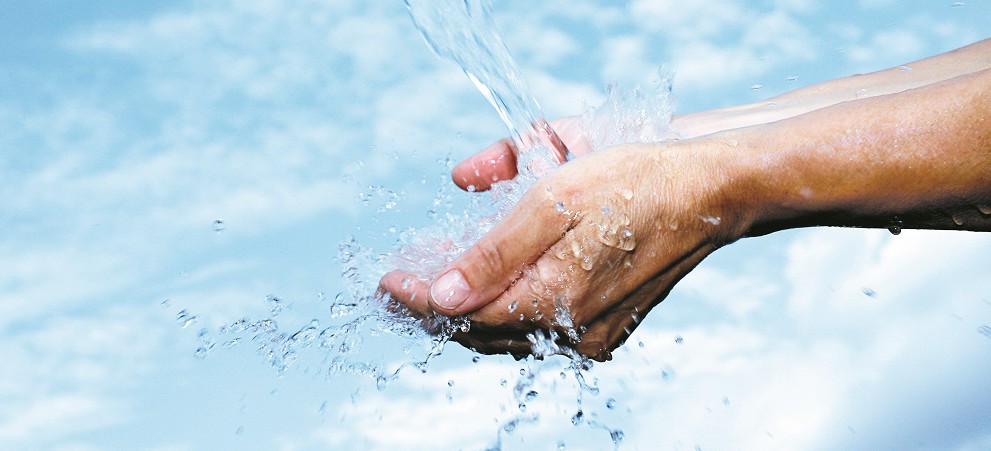¿Cómo actúan los productos químicos en el agua de la piscina?